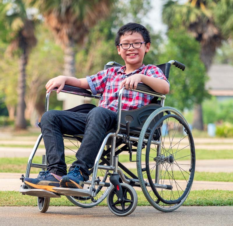 dziecko na wózku inwalidzkim